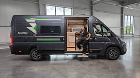 Forster Vantasy V 636 EB (2027), Außenaufnahme, Aufbautür, Frau