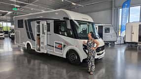 Außenaufnahme, Frau, Wohnmobil
