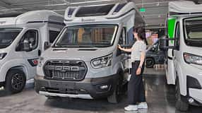 Fahrzeugfront, Außenaufnahme, Frau, Ford, Teilintegriertes Wohnmobil, sportlicher Look