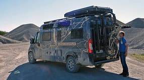 Außenaufnahme, Campingbus, Höherlegung, Dachzelt, Fahrradträger, Mann, Kiesgrube 