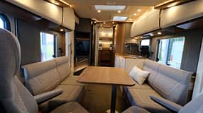 Die Face-to-Face-Sitzgruppe mit Blick auf weiteren Wohnraum im Wohnmobil Carthago C2-tourer I 146 FF-RB-LE.
