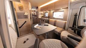 Dethleffs Just Van T5 Wohnmobil mit Face-to-Face-Sitzgruppe im Innenraum