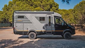 Hymer ML-T 570 CrossOver (2027): Seitansicht des teilintegrierten Wohnmobils in Tarmac Grey mit Native-Bamboo-Stilwelt. Robuste Optik für Straße und Gelände.