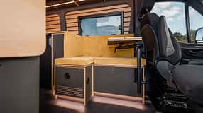 Loungebereich im KEC Mountaineer Grand Expedition mit ausziehbarer Sitzbank und Lagun-Tisch
