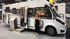 Außenansicht des Benimar Amphitryon A968 (2027) auf dem Caravan Salon 2026, Beifahrerseite mit Frau als Größenvergleich.
