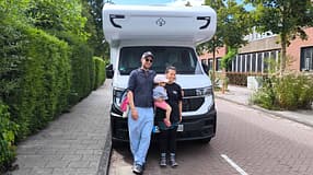 amilie vor dem Ahorn Alkoven A690: Mutter, Vater und Kind auf Wohnmobil-Reise