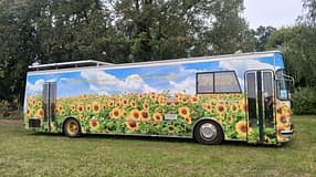Skurile Karren bei Caraworld. Zum Flower-Power-Liner umgebauter Bus.