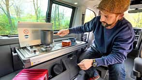 VW California Beach, 2009, Mann, Kochen VW California Beach, 2009, Mann, Kochen