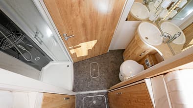 breiter Sanitärtrakt hinter den Einzelbetten im Bug im Frankia A 740