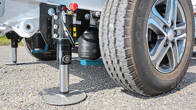 Mit AUTOMATISCHEN HUBSTÜTZANLAGEN lassen sich Bodenunebenheiten perfekt ausgleichen.