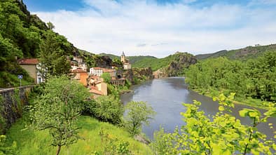Ambialet ist ein kleiner, malerisch gelegener Ort bei Albi auf einer Halbinsel im Fluss.