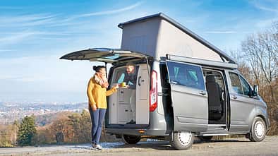 Neben der gefragten Hochdach-Variante bietet Ford den Nugget nun AUCH MIT AUFSTELLDACH an.