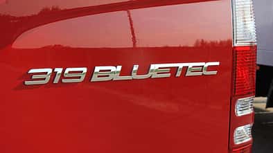 Bluetec steht für die umweltfreundlichen Motoren von Mercedes wie hier beim Sprinter