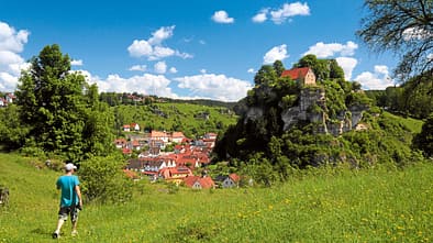 Fränkische Schweiz, Wald und Wandern gut, Pottenstein. Unterwegs mit Blick auf den Ort Pottenstein.