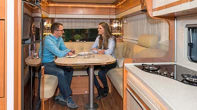 Große Sitzgruppe mit durchdachten Details und großer Ablage.