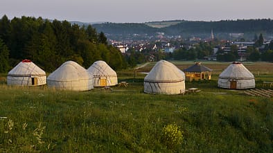 Das Hofgut Hopfenburg auf der Schwäbischen Alb präsentiert ein Video: So übernachten Sie in Tipis, Jurten und Zirkuswagen