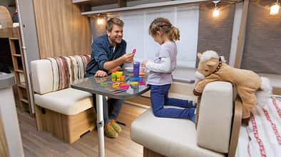 Wagenbreite von 2,30 Meter und Radkasten schränken den Sitzkomfort in der Dinette etwas ein