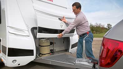 Beim zehn bis 15 Jahre alten Camper treten bisweilen Risse in den Kunststoff-Anbauteilen auf.