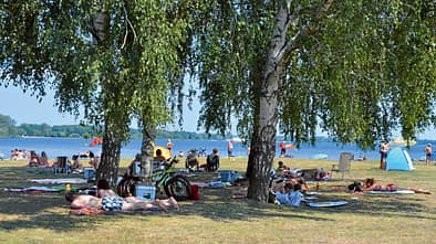 Der öffentliche Badestrand bietet auch schattige Partien.