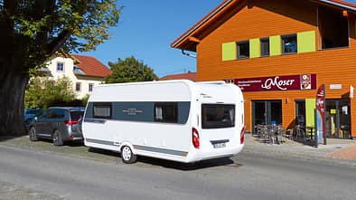 Hobby De Luxe Edition 495 UL mit Zugwagen