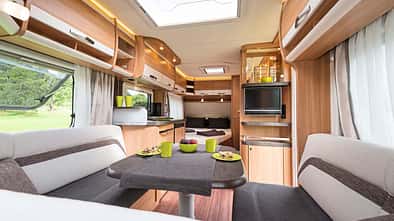 Der Knaus Südwind 450 FU Silver Selection hat einen wohnlichen und durchaus geräumigen Innenraum.