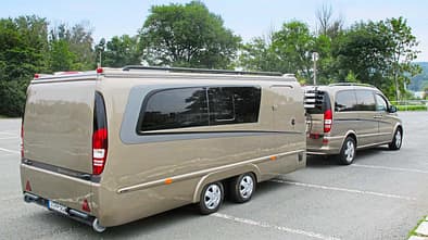 Peter Pfeil wollte haben, was es nicht gibt: einen Caravan mit schickem Mercedes-Design und ROADSTER PARKPLATZ.