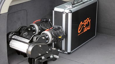 Elektronik, Akku und Motoren des Ego Plug and Play koennen in einen Koffer gepackt werden.