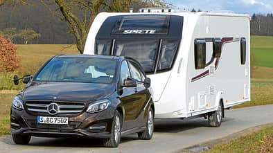 Alu-Felgen, Glattblech und dunkle Bugpartie sind Serie.