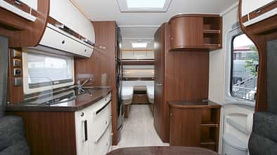 Opal 515 SG: Eines der beliebtesten Modelle in der Caravan-Welt besteht momentan aus Rundsitzgruppe und Einzelbetten. Die Küche ist hier auch besonders gut ausgestattet.