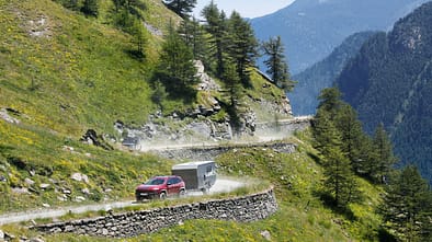 Jeep mit Caravan auf der Assietta-Kammstraße