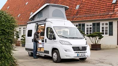 Ein Camping-Ausbau des Fiat Ducato MIT BAD UND VIER SCHLAFPLÄTZEN auf weniger als fünfeinhalb Metern Länge