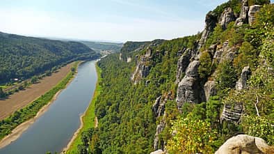 Wandern im Elbsandsteingebirge unweit der Bastei