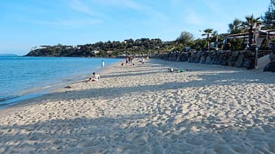 Die Côte d’Azur gehört zweifellos zu den Traumzielen Europas. Dieser Campingplatz besitzt einen schönen Strand mit direktem Zugang vom Platz