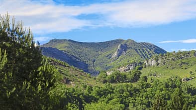 Lourdes liegt eingebettet  zwischen Tälern und Bergrücken.