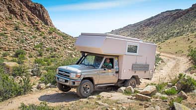 Der Toyota Landcruiser packt auch holprige Schotterpisten.