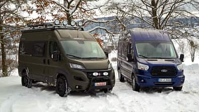 Campingbusse im Schnee