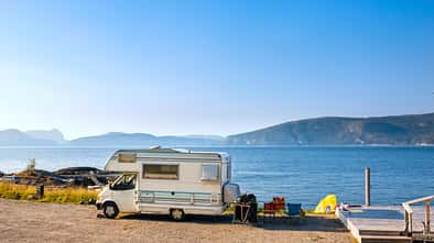 Ford Transit am Wasser