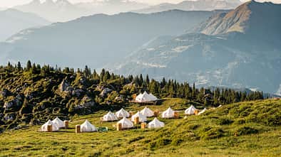 Glamping-Dorf in den Alpen