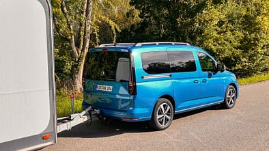 VW Caddy im Zugwagentest Totale von hinten rechts 