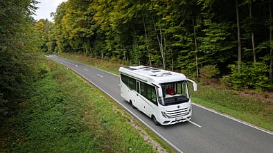 Test Concorde Credo Titelbild Wohnmobil auf einer Wldstra§e