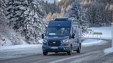 Premiere Carado Campingbus Totale von vorne rechts