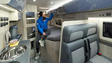 französisches Bett, Küchenzeile, Kaffeemaschine, Stauraum, Campingbus