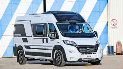 Adria Twin Supreme 640 SGX Campingbus i