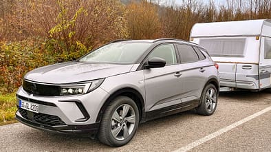 Zugwagen Opel Grandland Totale vorne rechts