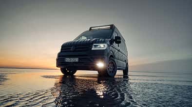 Custom-Bus Camper XL  Front bei Nacht