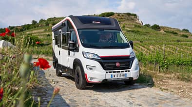 Campingfahrzeug, Weinberge, Frontansicht, Teilintegriert