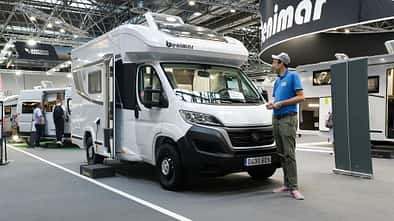 wohnmobil, außen, Teilintegriert, Messe, Mann 