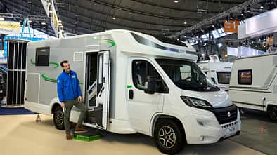 Wohnmobil, Messe, teilintegriert, Mann, Fiat