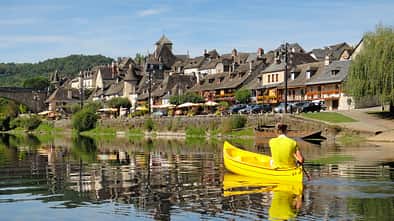 Fluss, Paddeln, Boot, Frau, HŠuser, Stra§enlaternen Fluss, Paddeln, Boot, Frau, HŠuser, Stra§enlaternen