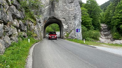 Pössl Campstar Dauertester, fährt durch einen Tunnel